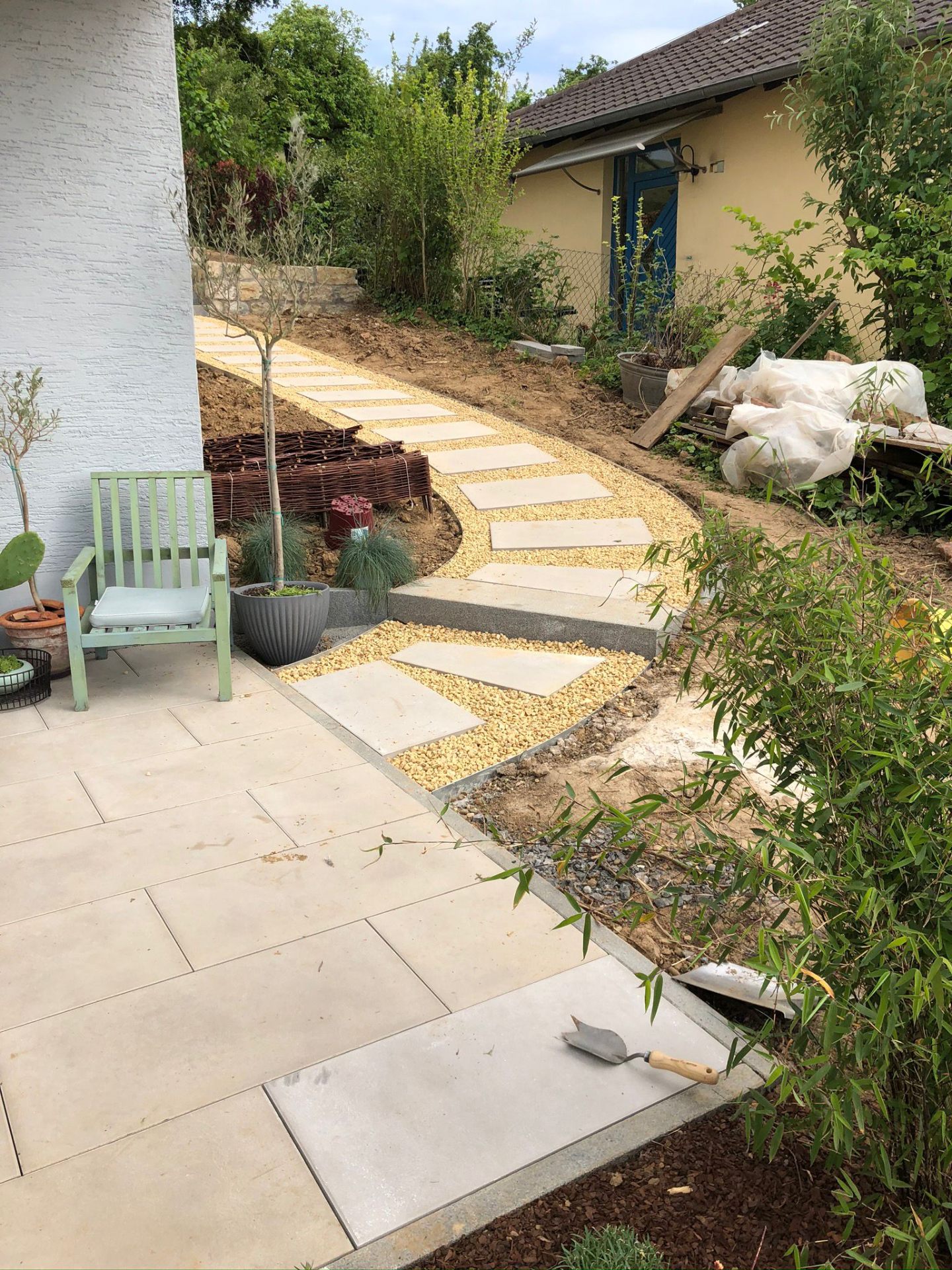 Fertige Terrasse mit Trittplattenweg und Bepflanzung